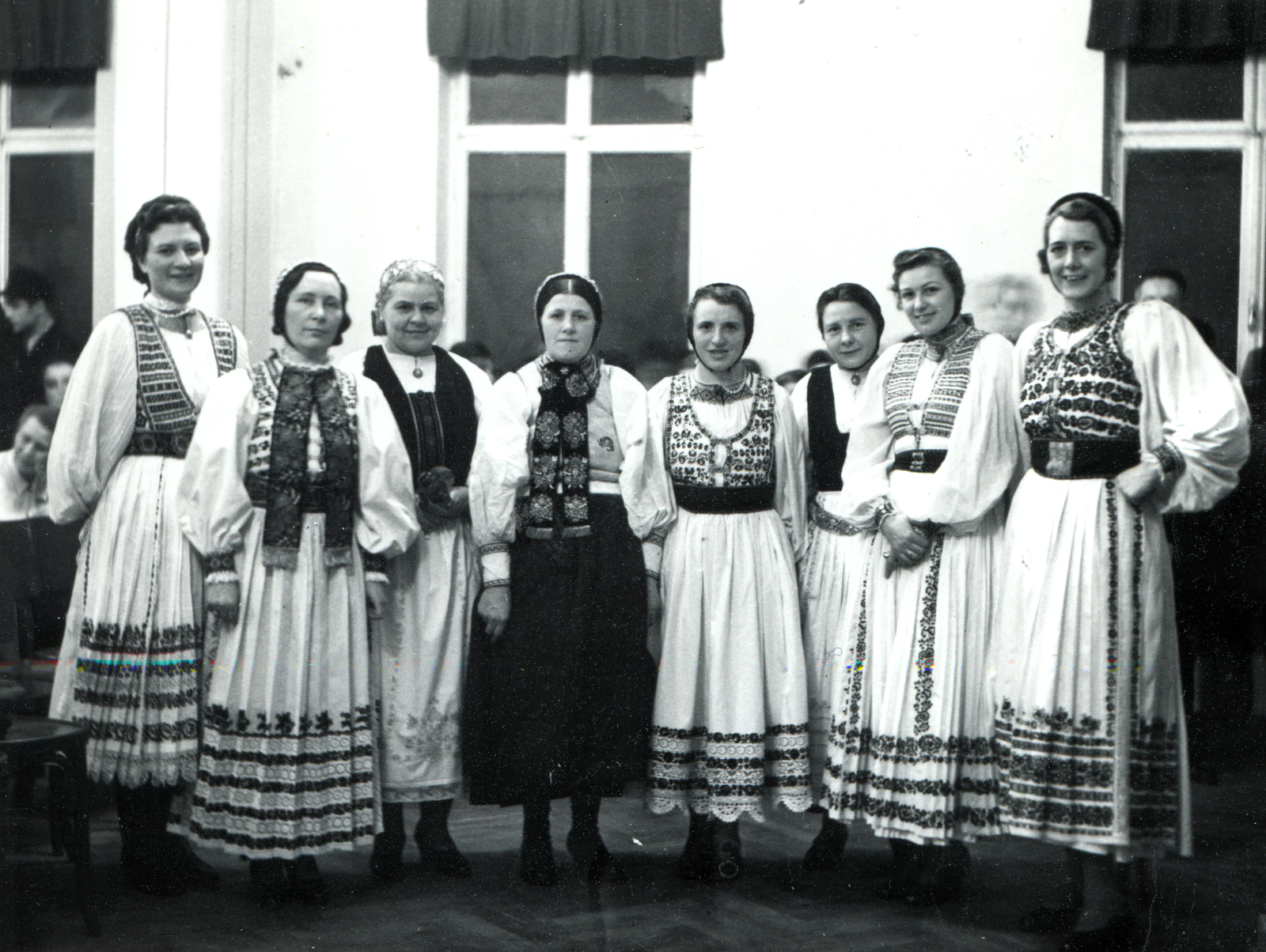 Románia,Erdély, Kolozsvár, a felvétel a német ház avatásakor készült., 1942, Mihályi Balázs, népviselet, lányok, csoportkép, Fortepan #217793