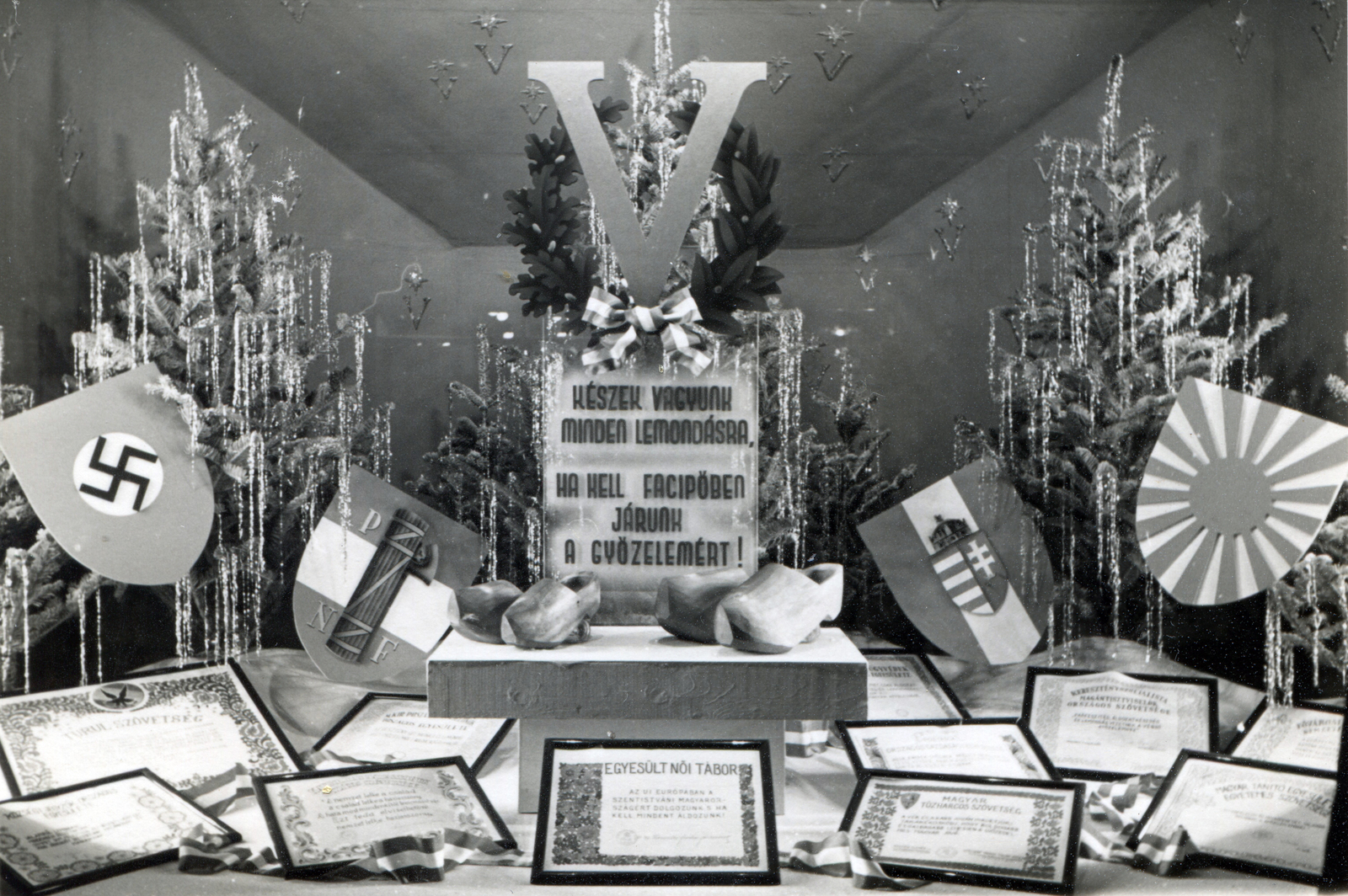 Hungary, Budapest V., Kossuth Lajos utca 9., a Nagykovácsy Üzletház karácsonyi kirakata., 1941, Mihályi Balázs, Best of, Budapest, label, swastica, flag, Christmas, crest, warrant, clogs, Show window, political decoration, Fortepan #217796