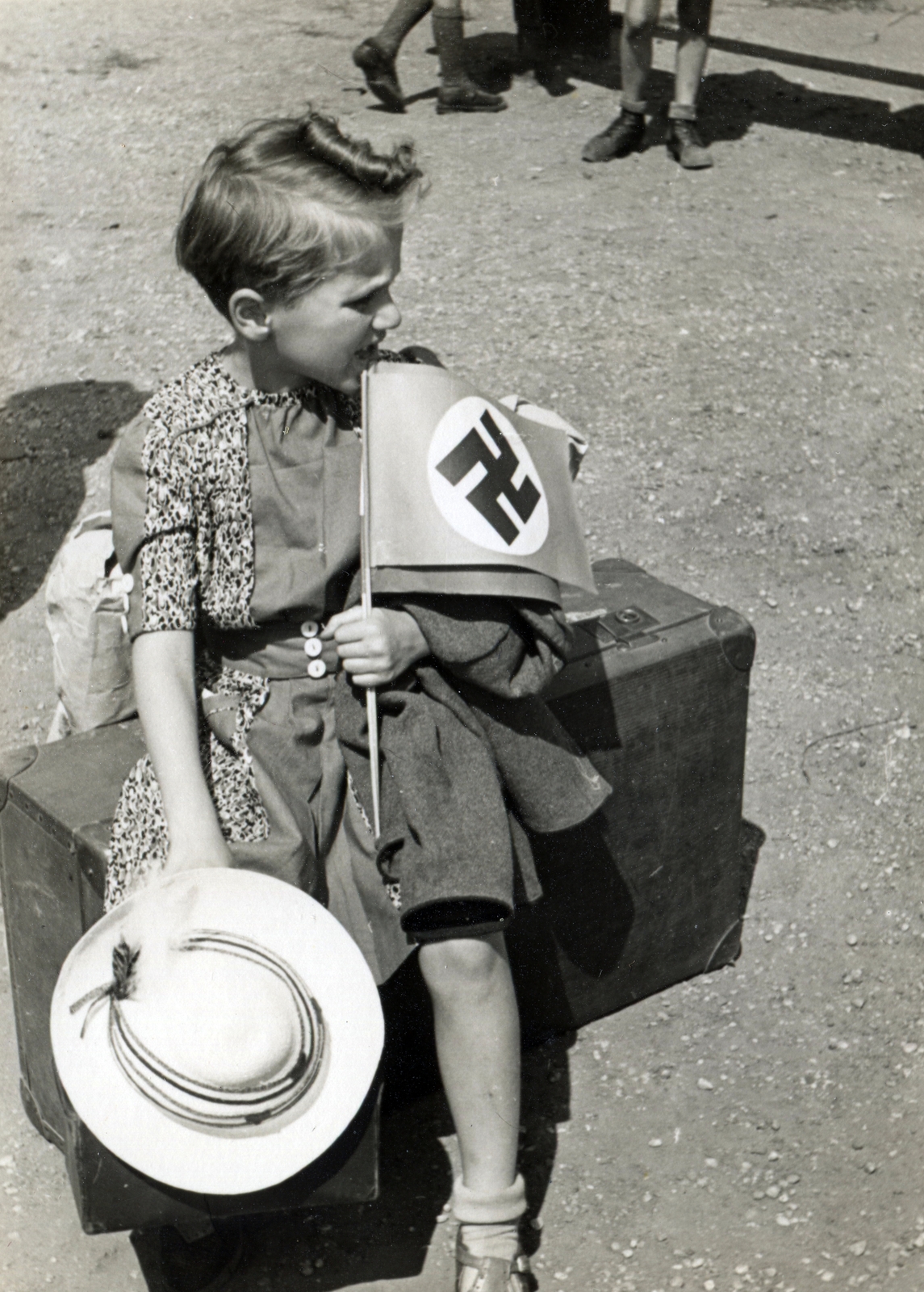 1942, Mihályi Balázs, straw hat, swastica, suitcase, Fortepan #217798