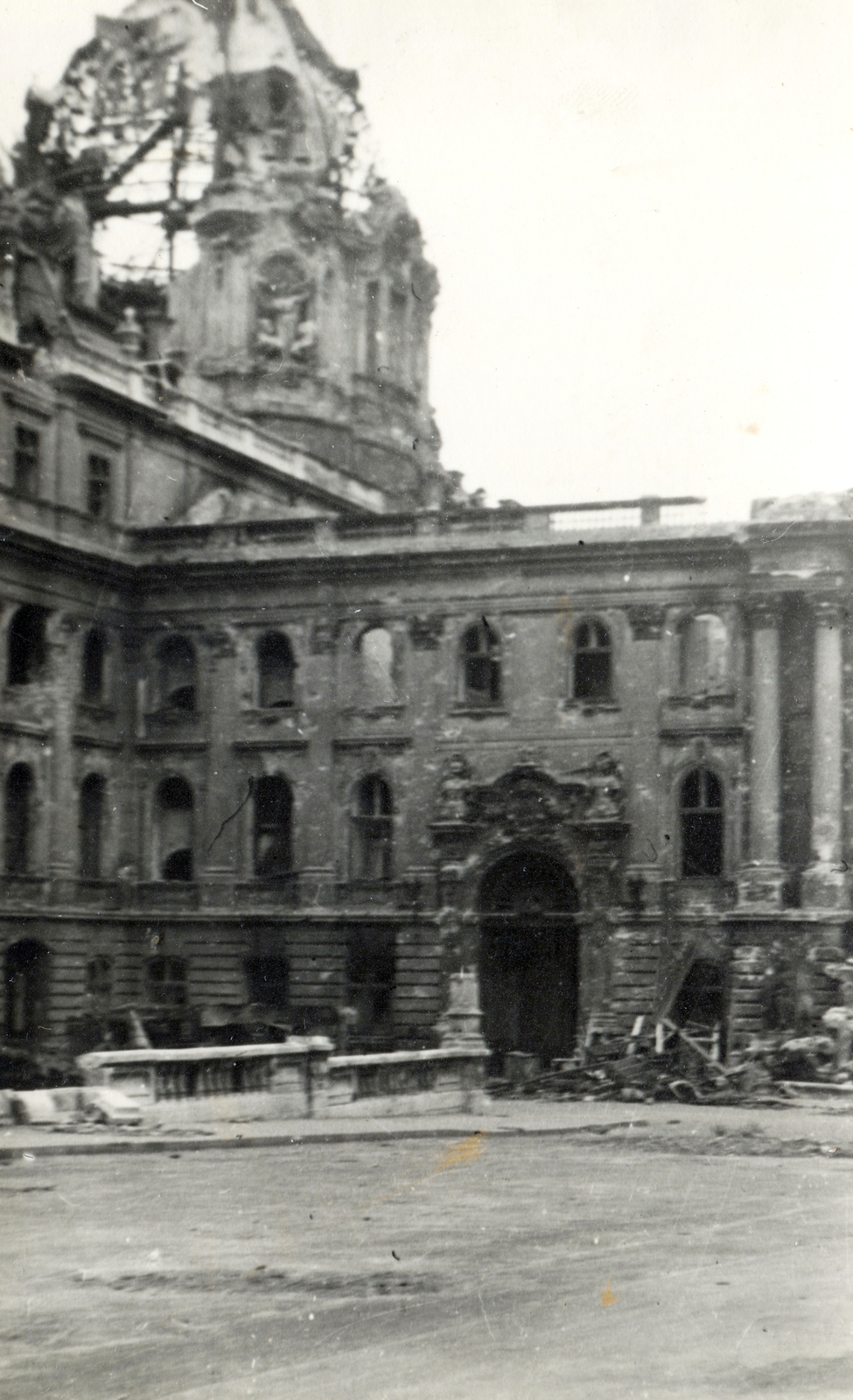 Magyarország, budai Vár, Budapest I., a romos Királyi Palota (később Budavári Palota) Hunyadi udvara., 1945, Mihályi Balázs, épületkár, kupola, Budapest, háborús kár, Fortepan #217808