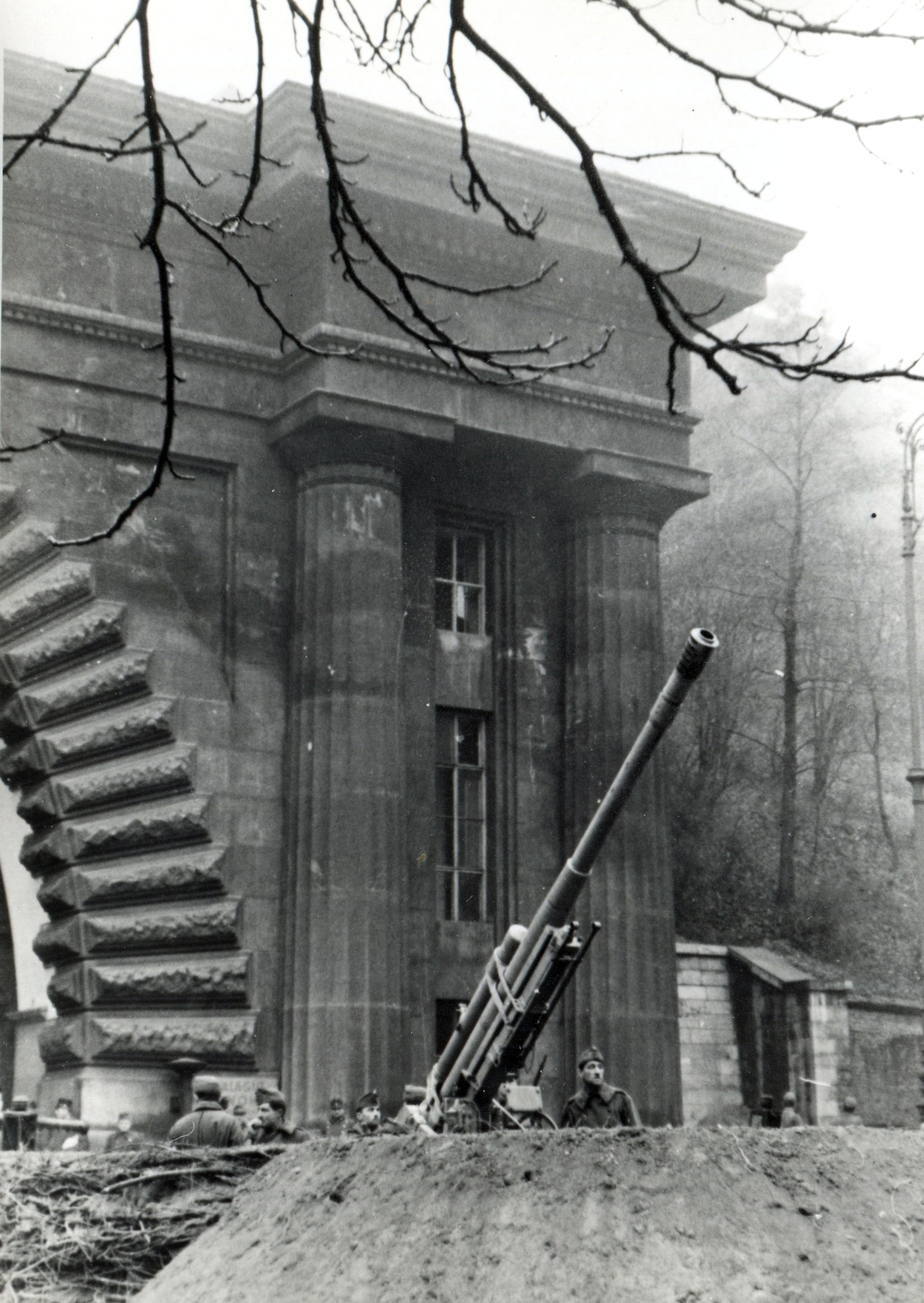 Magyarország, Budapest I., Clark Ádám tér, az Alagút bejárata., 1944, Mihályi Balázs, alagút, Budapest, légvédelmi ágyú, Bofors 29M, Fortepan #217813