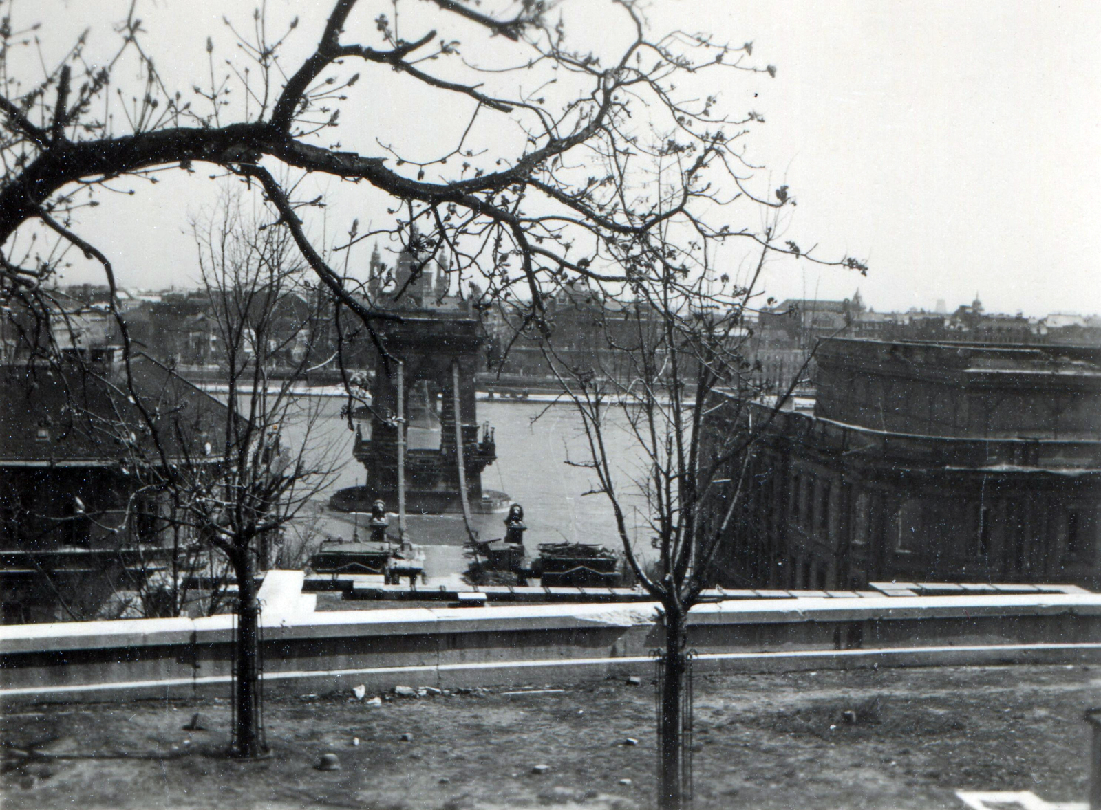 Magyarország, Budapest I., a lerombolt Széchenyi Lánchíd az Alagút feletti parkból nézve., 1945, Mihályi Balázs, Budapest, hídroncs, szobor, Fortepan #217816