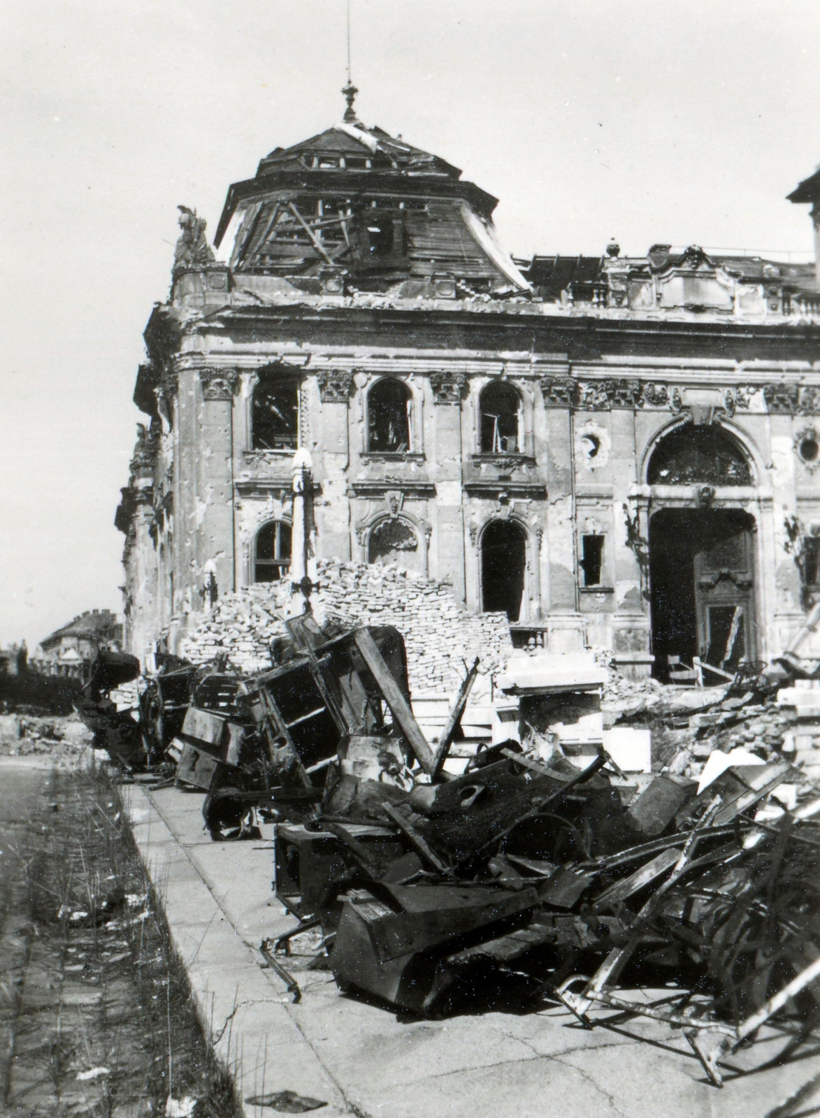 Magyarország, budai Vár, Budapest I., a romos Királyi Palota (később Budavári Palota) Hunyadi udvara., 1945, Mihályi Balázs, járműroncs, épületkár, Budapest, háborús kár, Fortepan #217817