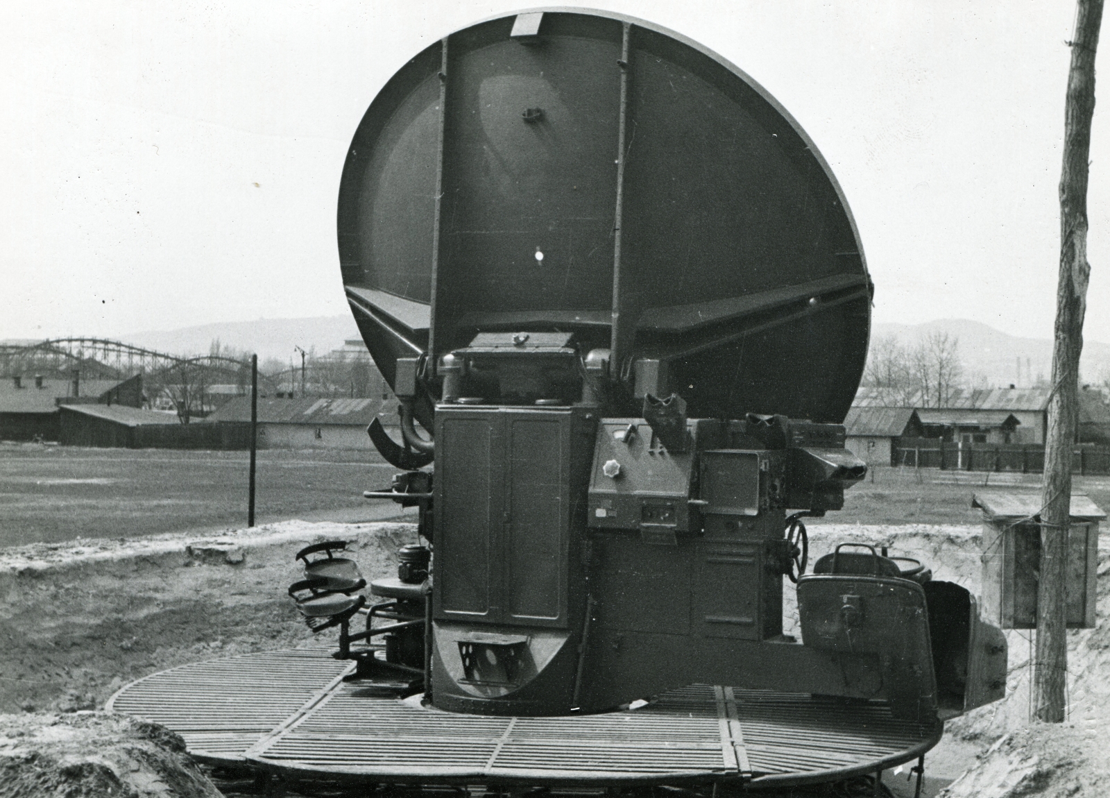 Hungary, Budapest XIV., FuMG 62 Wurzburg radar Szőnyi úti BVSC sporttelep területén. Balra a háttérben a Vidámpark (Vurstli) Hullámvasútja látható., 1944, Mihályi Balázs, Telefunken-brand, Budapest, air defense, air defense radar, Telefunken Würzburg, satellite, Fortepan #217828