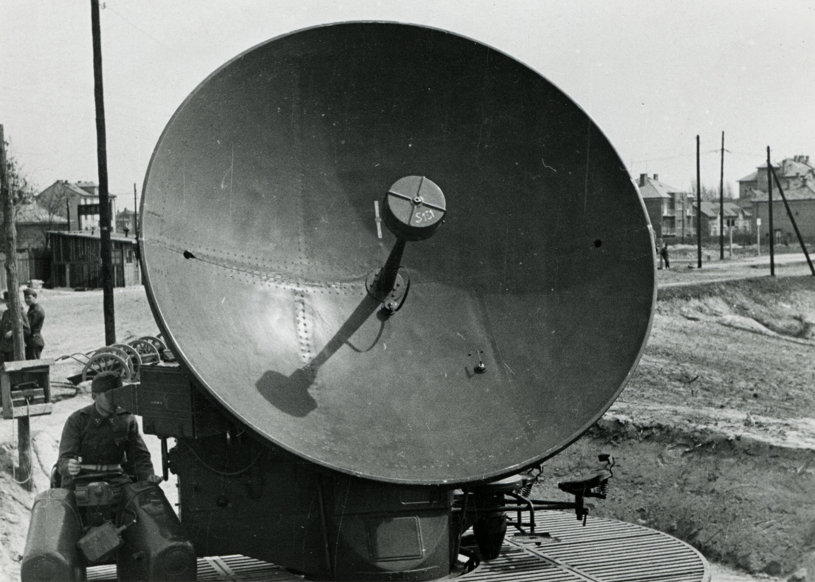 Hungary, Budapest XIV., FuMG 62 Wurzburg radar Szőnyi úti BVSC sporttelep területén. Háttérben a Dorozsmai köz környéki házak láthatók., 1944, Mihályi Balázs, Telefunken-brand, air defense, air defense radar, Telefunken Würzburg, Budapest, satellite, Fortepan #217831