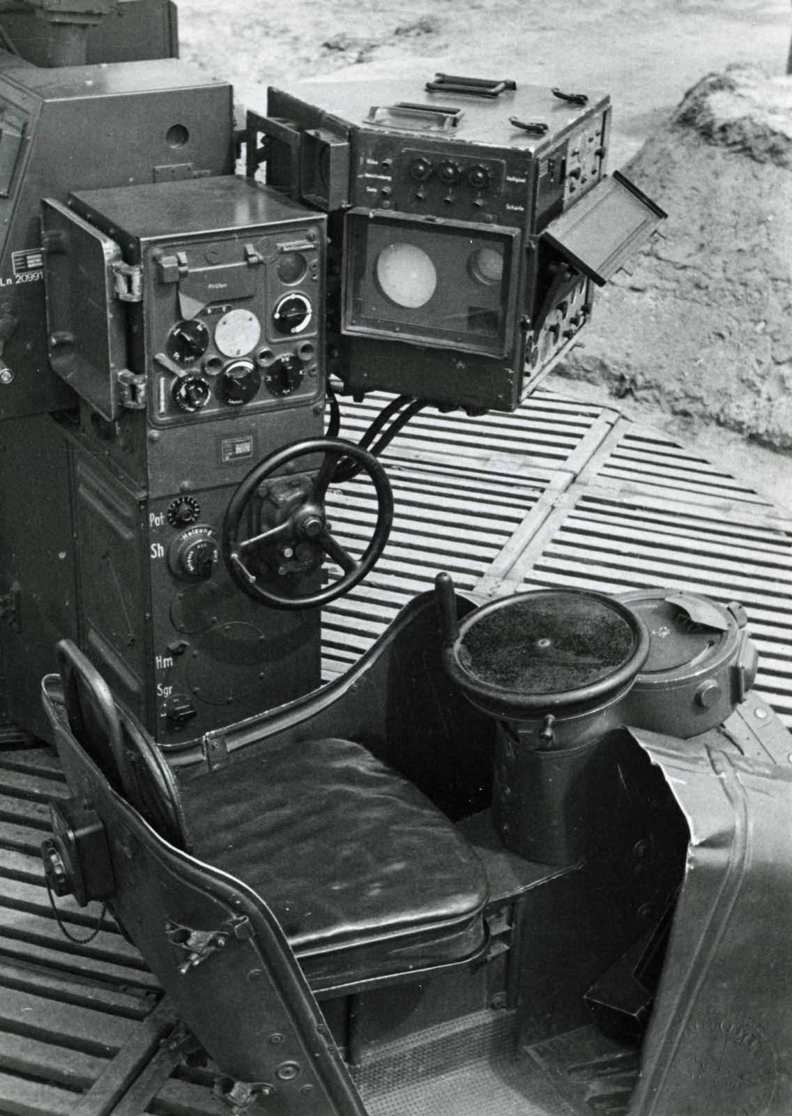 Magyarország, Budapest XIV., FuMG 62 Wurzburg radar kezelőegysége, a felvétel a Szőnyi úti BVSC sporttelep területén készült., 1944, Mihályi Balázs, műszer, Telefunken-márka, Budapest, légvédelem, radar, légvédelmi radar, Telefunken Würzburg, Fortepan #217832