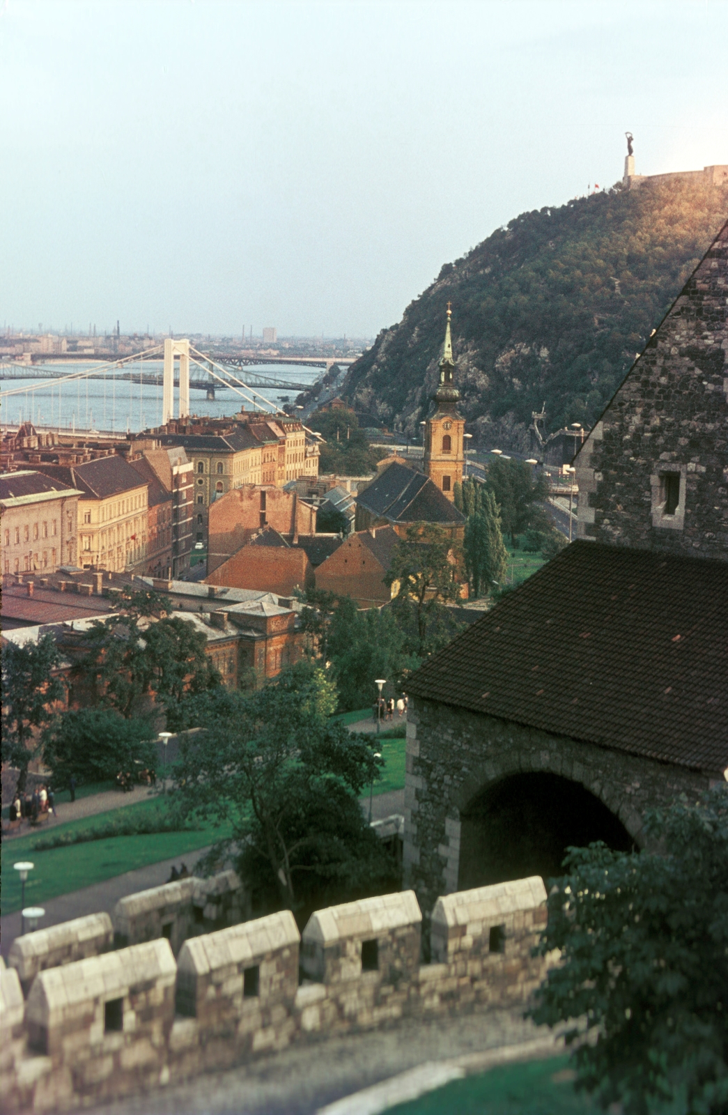 Hungary, Budapest I., kilátás a várfalról az Erzsébet híd és a Gellért-hegy felé. Előtérben jobbra a Déli nagy rondella kaputornya, távolabb az Alexandriai Szent Katalin-templom., 1969, Rose család, colorful, Budapest, Fortepan #217845