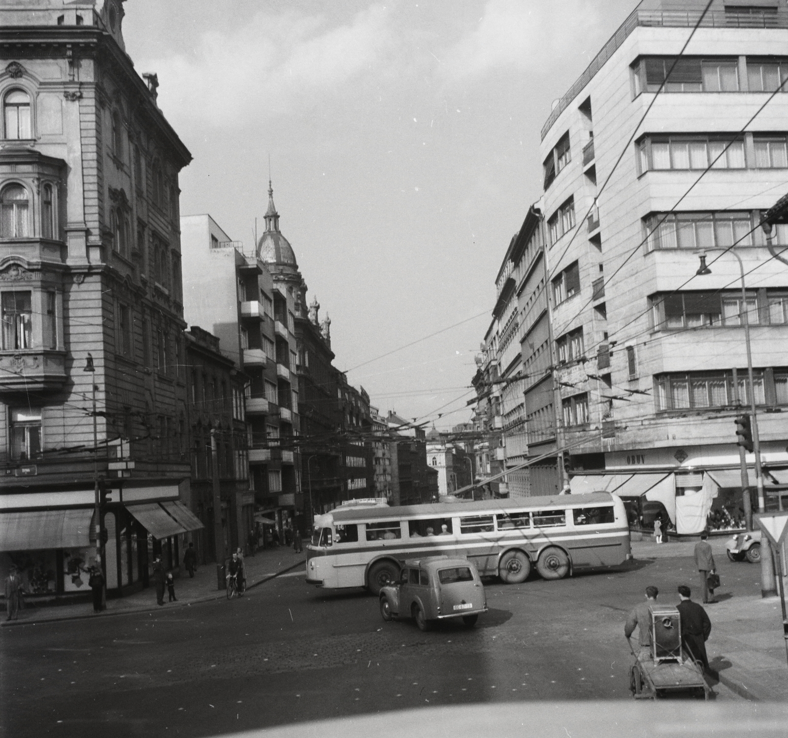 Csehország, Prága, Štěpánská a Vencel tér (Václavské námestí) felé nézve., 1959, Kotnyek Antal, Csehszlovákia, forgalom, csehszlovák gyártmány, Tatra-márka, utcakép, trolibusz, kézikocsi, automobil, Tatra T400, napellenző, Funkcionalizmus, Fortepan #21785