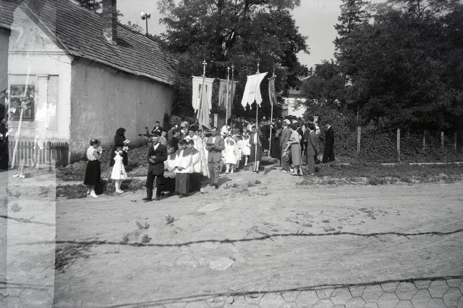 1960, Almássy László, hordozás, körmenet, kerítés, elsőáldozás, zászló, rontott fotó, Fortepan #217854