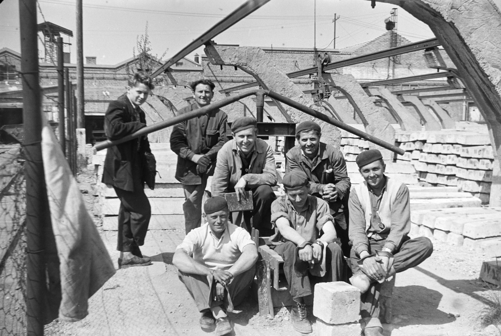 Magyarország, Lábatlan, az ÉM. Betonelemgyártó Vállalat Komárom megyei Vasbetonelem Gyára., 1960, Almássy László, csoportkép, munkás, mosoly, svájcisapka, talpfa, Fortepan #217858