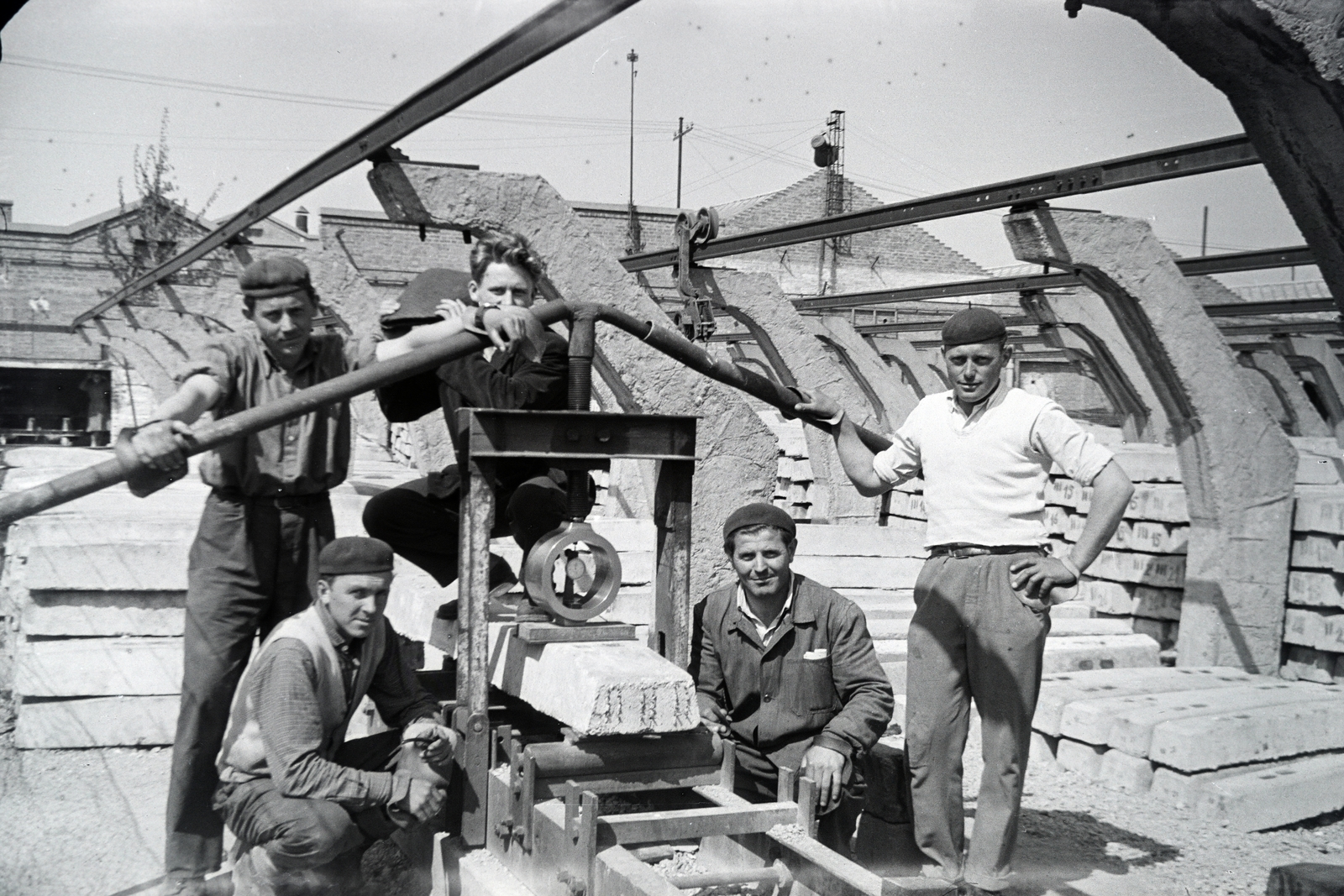 Magyarország, Lábatlan, az ÉM. Betonelemgyártó Vállalat Komárom megyei Vasbetonelem Gyára., 1960, Almássy László, csoportkép, munkás, talpfa, svájcisapka, Fortepan #217859