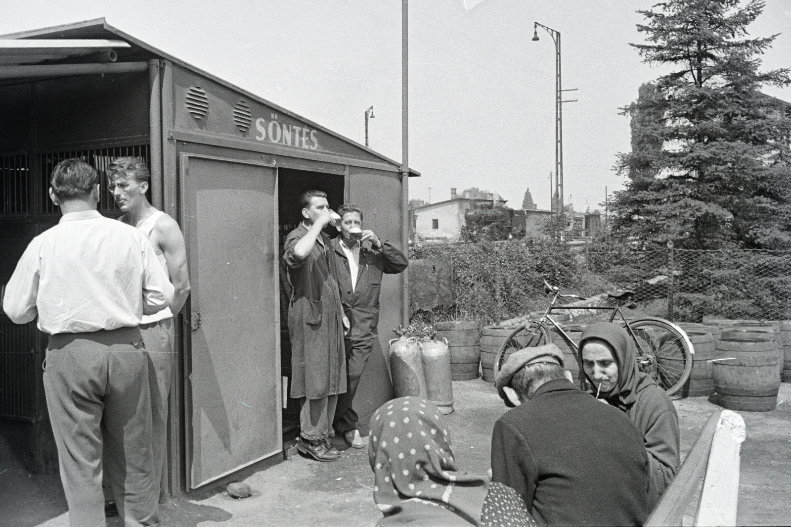 Hungary, Esztergom, vasútállomás, az Utasellátó Vállalat söntése., 1966, Almássy László, Best of, train station, taproom, bicycle, Fortepan #217869