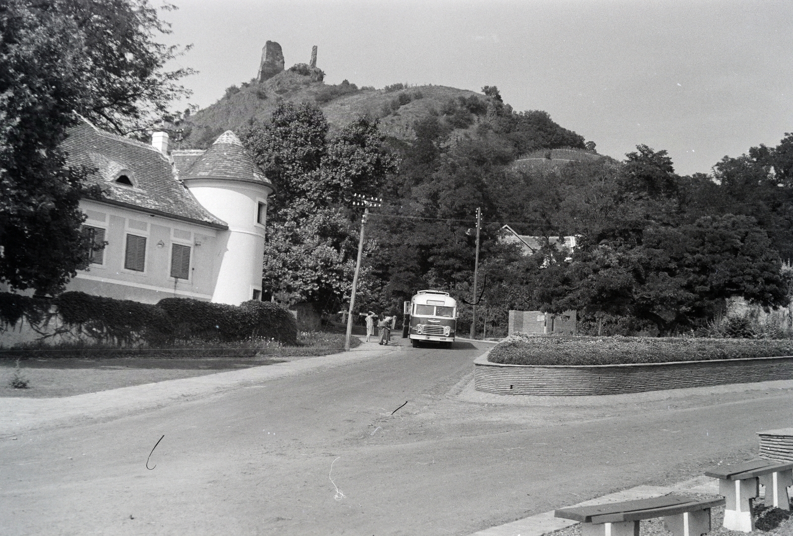 Hungary,Lake Balaton, Szigliget, Kossuth utca, balra az Esterházy-kastély, az Írók Alkotóháza, fenn a vár romja., 1965, Almássy László, bus, castle ruins, Fortepan #217885