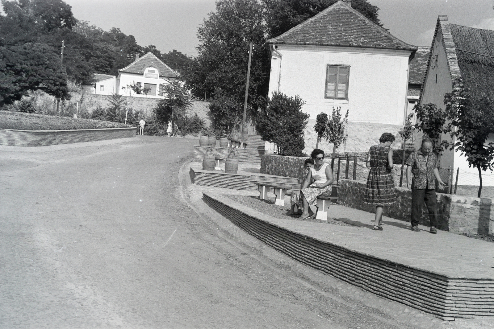 Hungary,Lake Balaton, Szigliget, a Kossuth utca az Esterházy-kastély, az Írók Alkotóháza előtt., 1965, Almássy László, barrel, shades, bus stop, Fortepan #217886