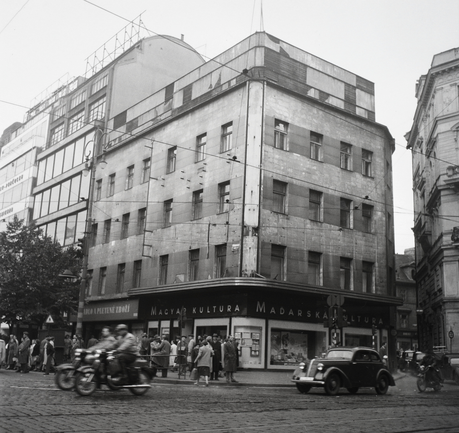 Czech Republik, Prague, Magyar Kultúra bolt a Vencel tér (Václavské námestí) és a Jungmannovo námestí sarkán., 1955, Kotnyek Antal, Czechoslovakia, motorcycle, cobblestones, automobile, Functionalism, Ludvík Kysela-design, Fortepan #21789