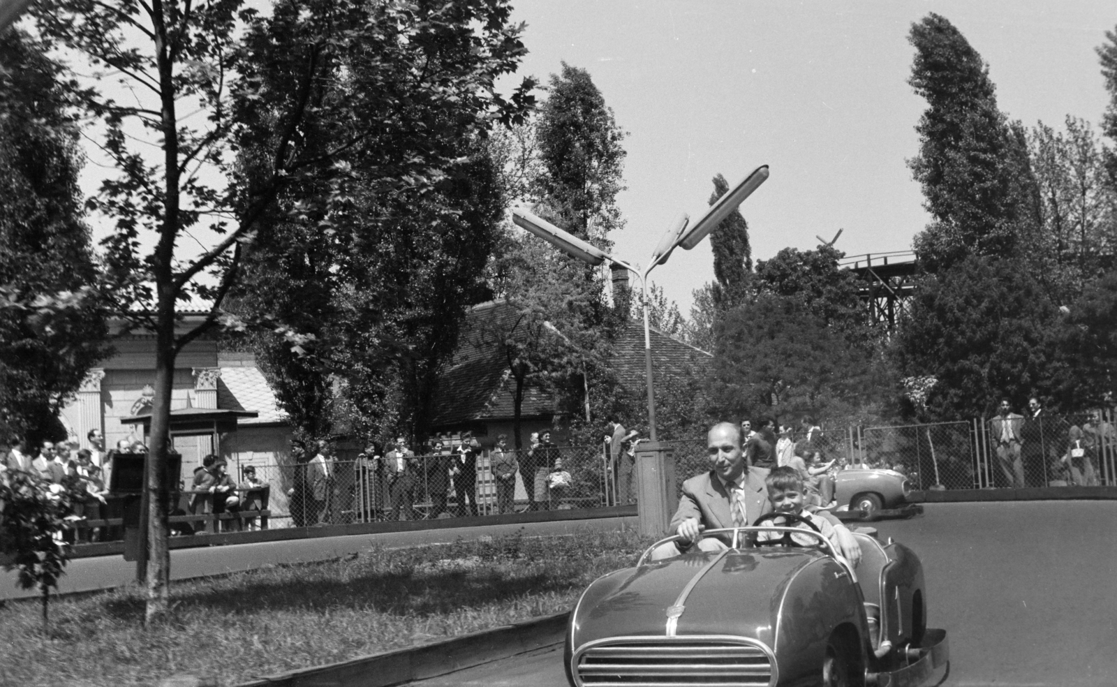 Hungary, Budapest XIV., Versenyautó, háttérben a Hullámvasút., 1965, Almássy László, amusement park, Budapest, convertible, Fortepan #217890