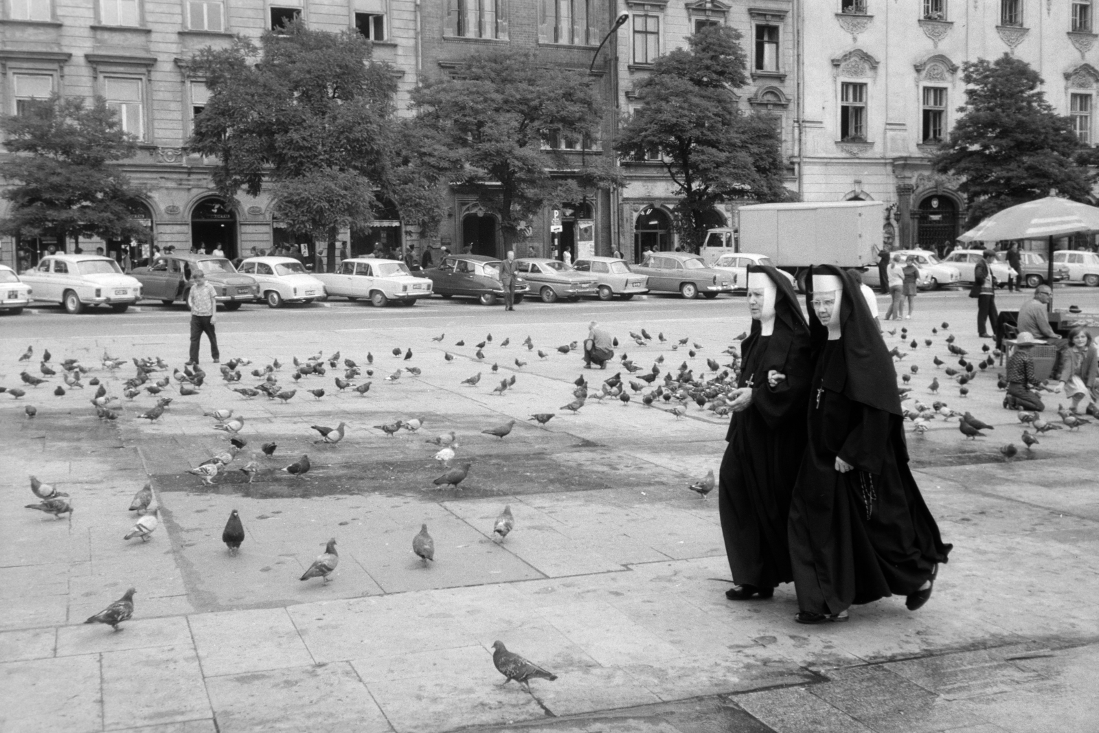 Poland, Kraków, Rynek Glówny, a város főtere. Háttérben az ulica Św. Jana és az ulica Floriańska közötti házsor., 1971, Almássy László, dove, nun, Fortepan #217914