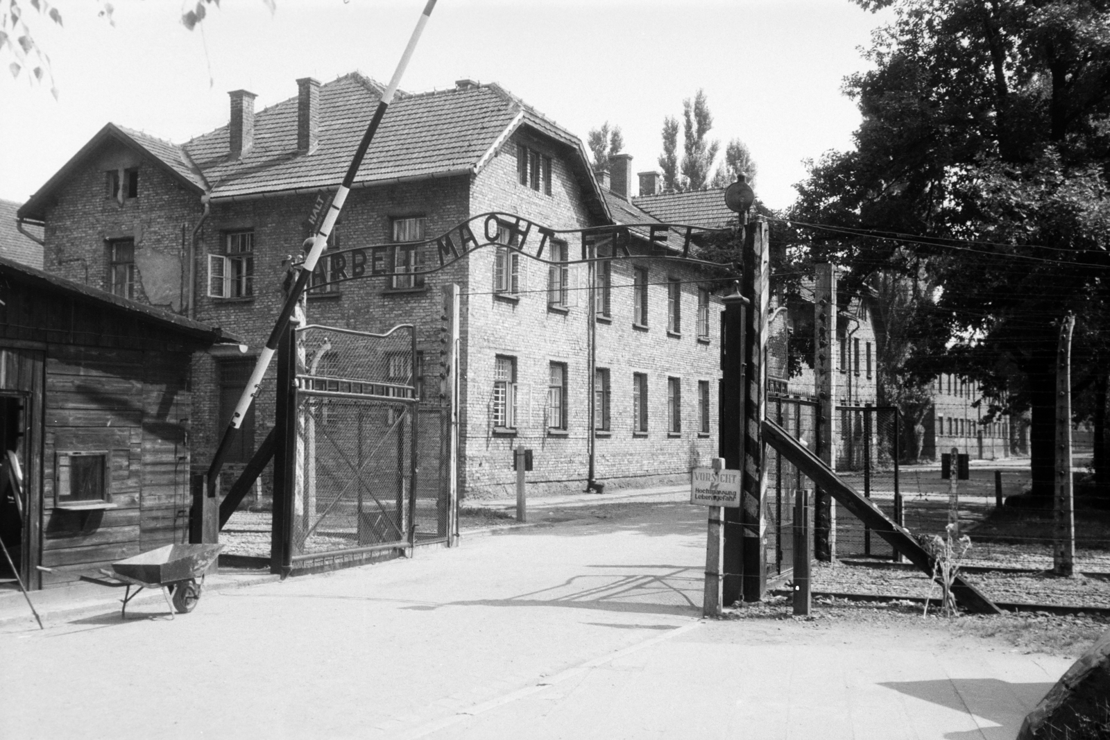 Poland, Oświęcim, auschwitzi I. koncentrációs tábor kapuja., 1971, Almássy László, Fortepan #217915