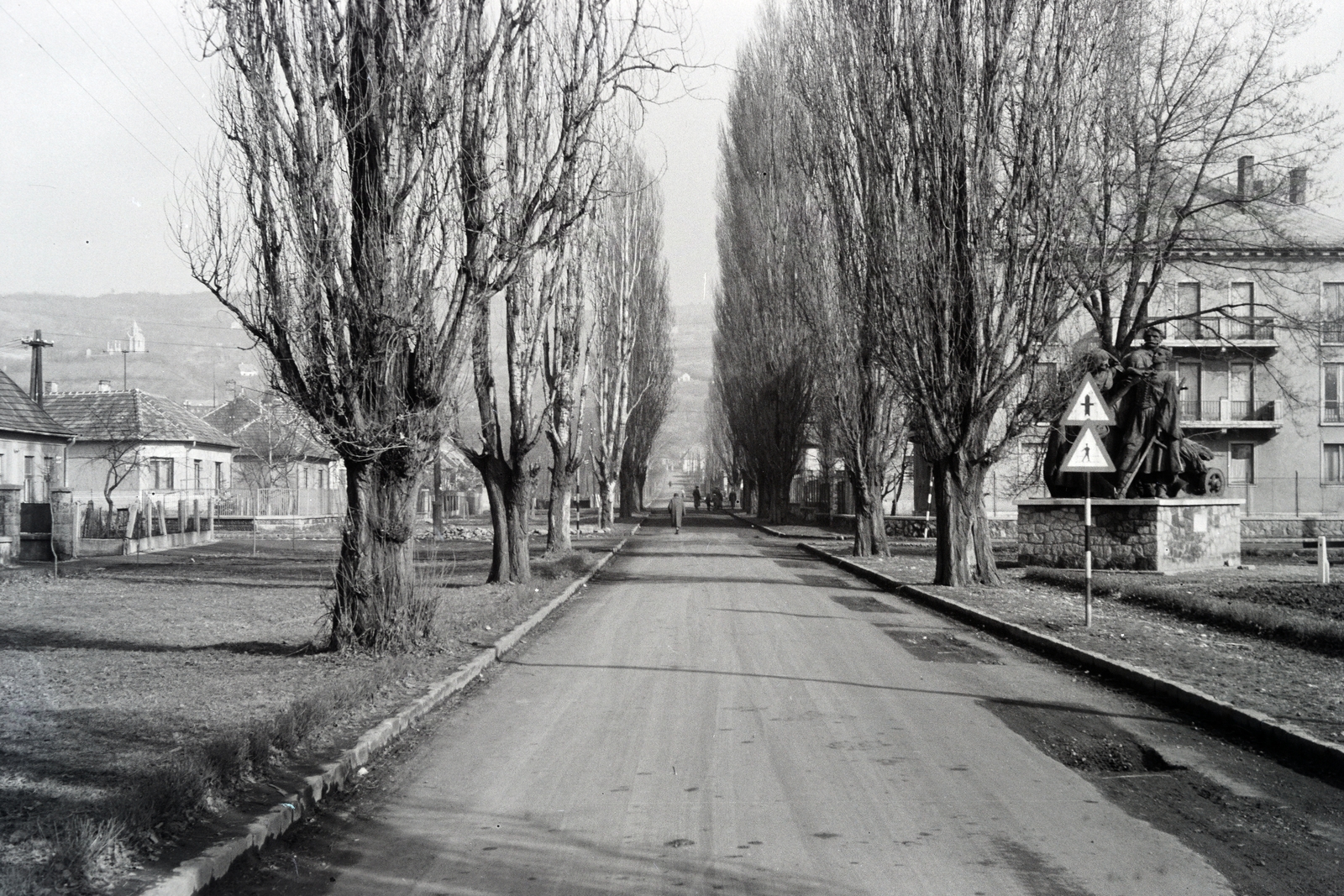 Hungary, Esztergom, Baross Gábor út, Magvető szobor. Eredetileg Budapesten a Kossuth téren Tisza István szobránál volt felállítva, ekkor a Magyar bőség nevet viselte (Zala György alkotása,1934.). Később visszakerült Budapestre., 1971, Almássy László, Fortepan #217921