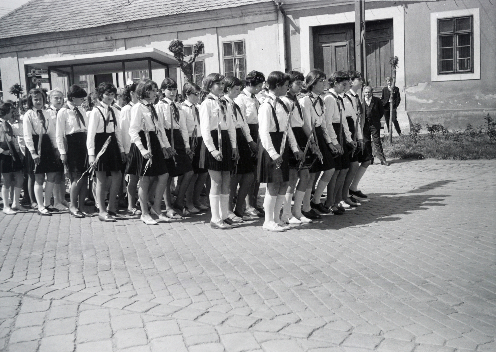 Hungary, Esztergom, Kossuth Lajos utca (11-es főút), május 1-i felvonulás. Háttérben az autóbusz-megálló mögött a 73-as számú ház., 1974, Almássy László, Fortepan #217950