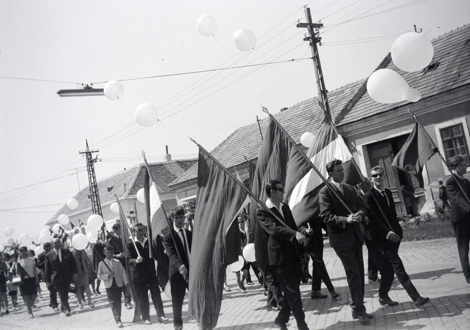Magyarország, Esztergom, Kossuth Lajos utca, május 1-i felvonulás, háttérben jobbra a 71-es számú ház., 1974, Almássy László, zászló, léggömb, öltöny, Fortepan #217956