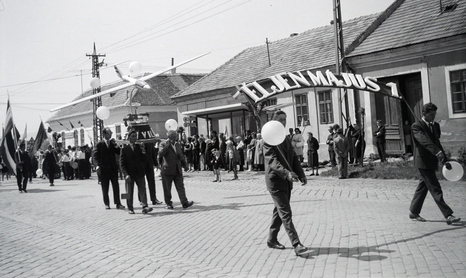 Magyarország, Esztergom, Kossuth Lajos utca (11-es főút), május 1-i felvonulás. Háttérben az autóbusz-megálló mögött a 73-as számú ház., 1974, Almássy László, Fortepan #217957