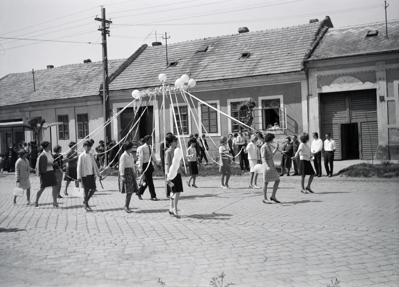 Magyarország, Esztergom, Kossuth Lajos utca, május 1-i felvonulás, háttérben középen a 71-es számú ház., 1974, Almássy László, májusfa, Fortepan #217962