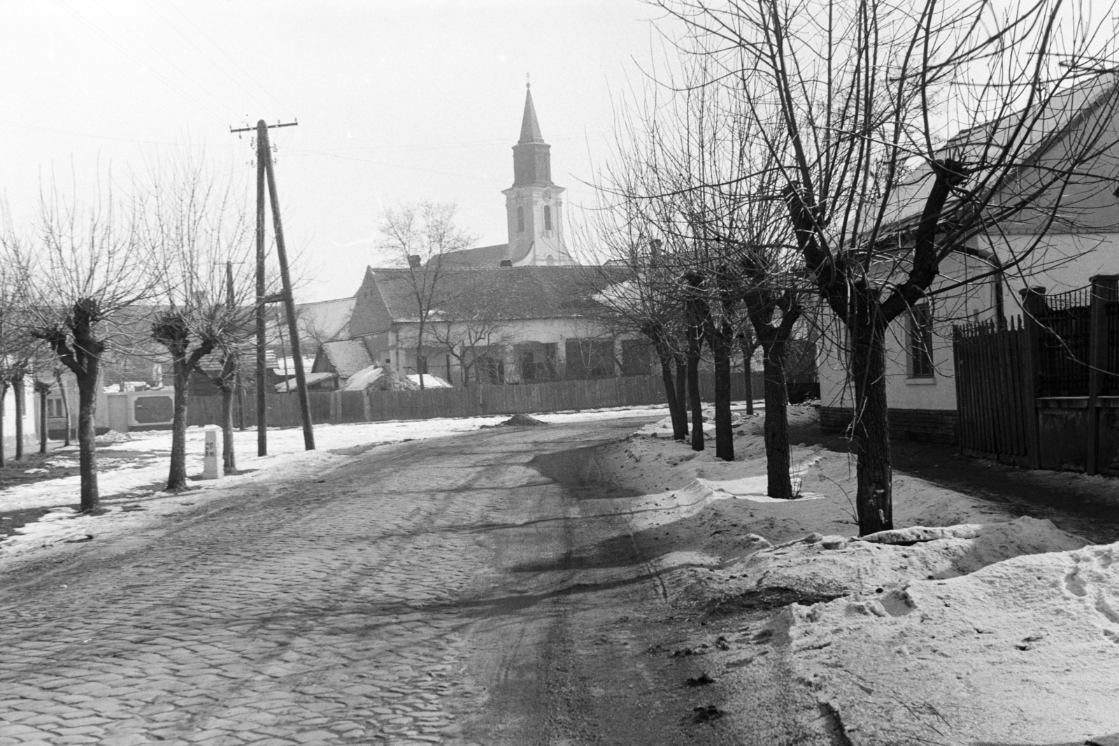 Hungary, Makó, Munkácsy utca, középen a háttérben a Szent István téren a Szent István király-templom., 1974, Almássy László, snow piles, street view, Fortepan #217968