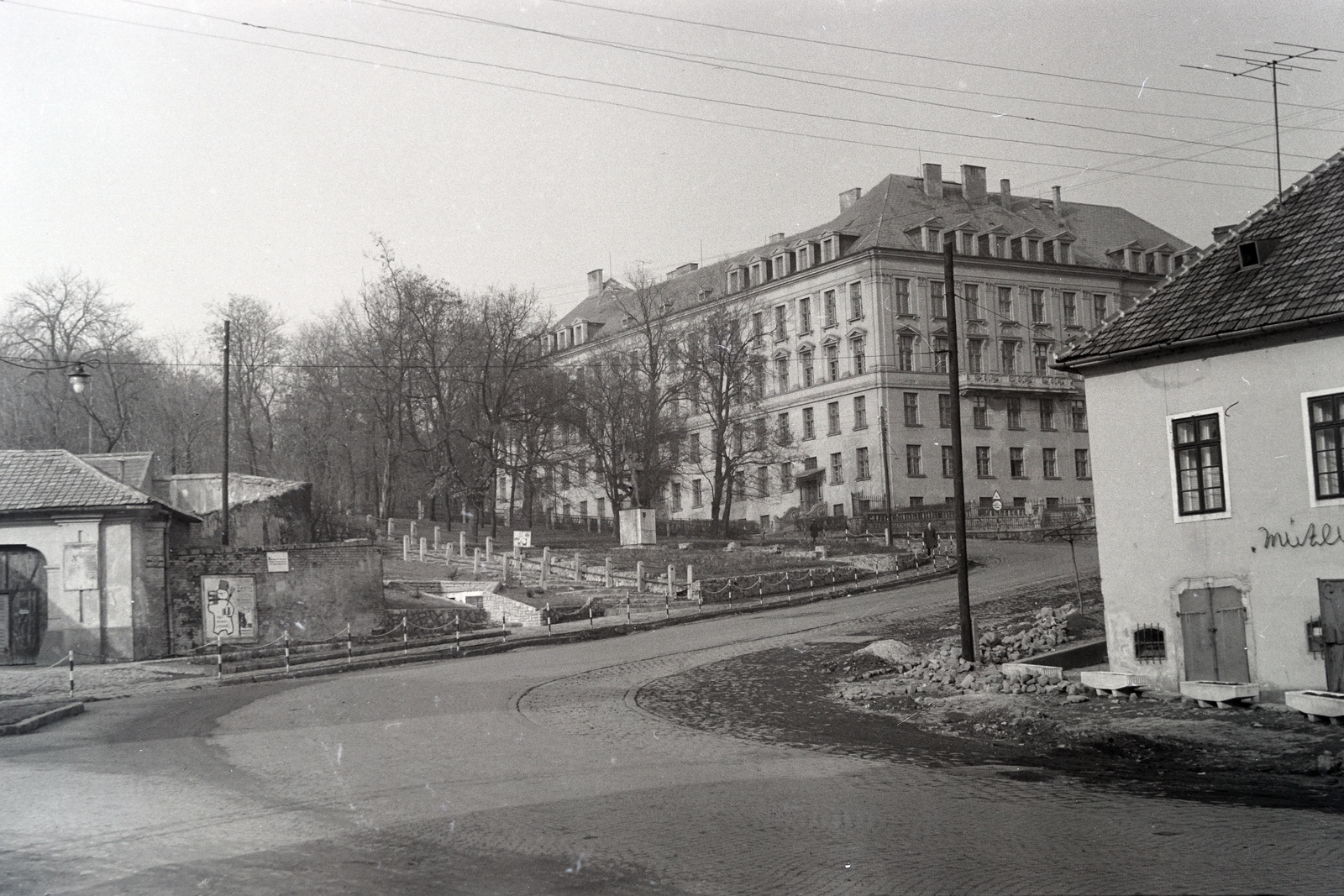 Magyarország, Esztergom, előtérben a Bajcsy-Zsilinszky út (11-es főút), szemben felfelé a Majer István út (Makarenkó utca), és ott az Esztergomi Tanítóképző Intézet (egykor Érseki Tanítóképző, ma Vitéz János Tanárképző Központ)., 1968, Almássy László, Fortepan #217971