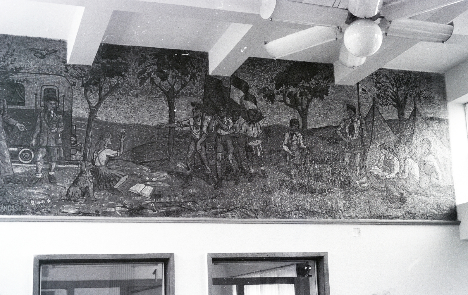 Hungary, untitled, Budapest XII., a Gyermekvasút (Úttörővasút) végállomása. Göllner Miklós és Jánossy Ferenc festőművészek 1953-ban készült Táborozó úttörők című mozaikja a pénztárablakok felett, 1969, Almássy László, Budapest, Fortepan #217975