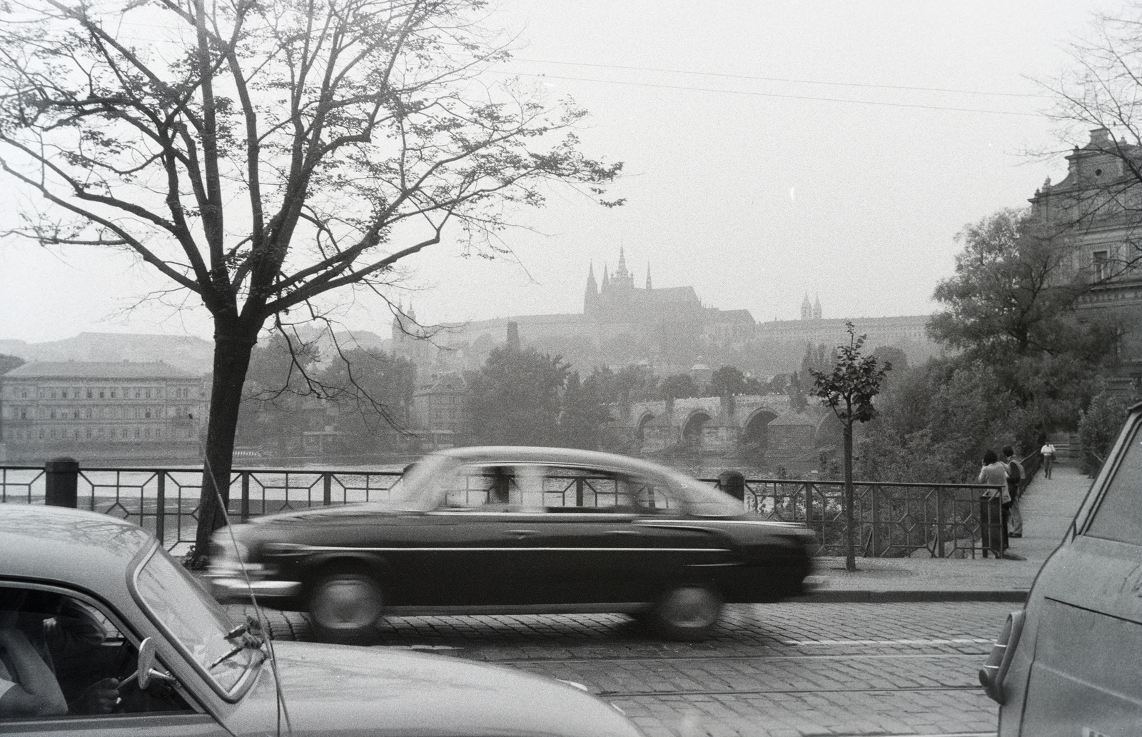 Czech Republik, Prague, Smetanovo nábřeží, a Moldva (Vltava) folyó túlpartján a Hradzsin, jobbra a Károly híd, 1977, Almássy László, Fortepan #217978