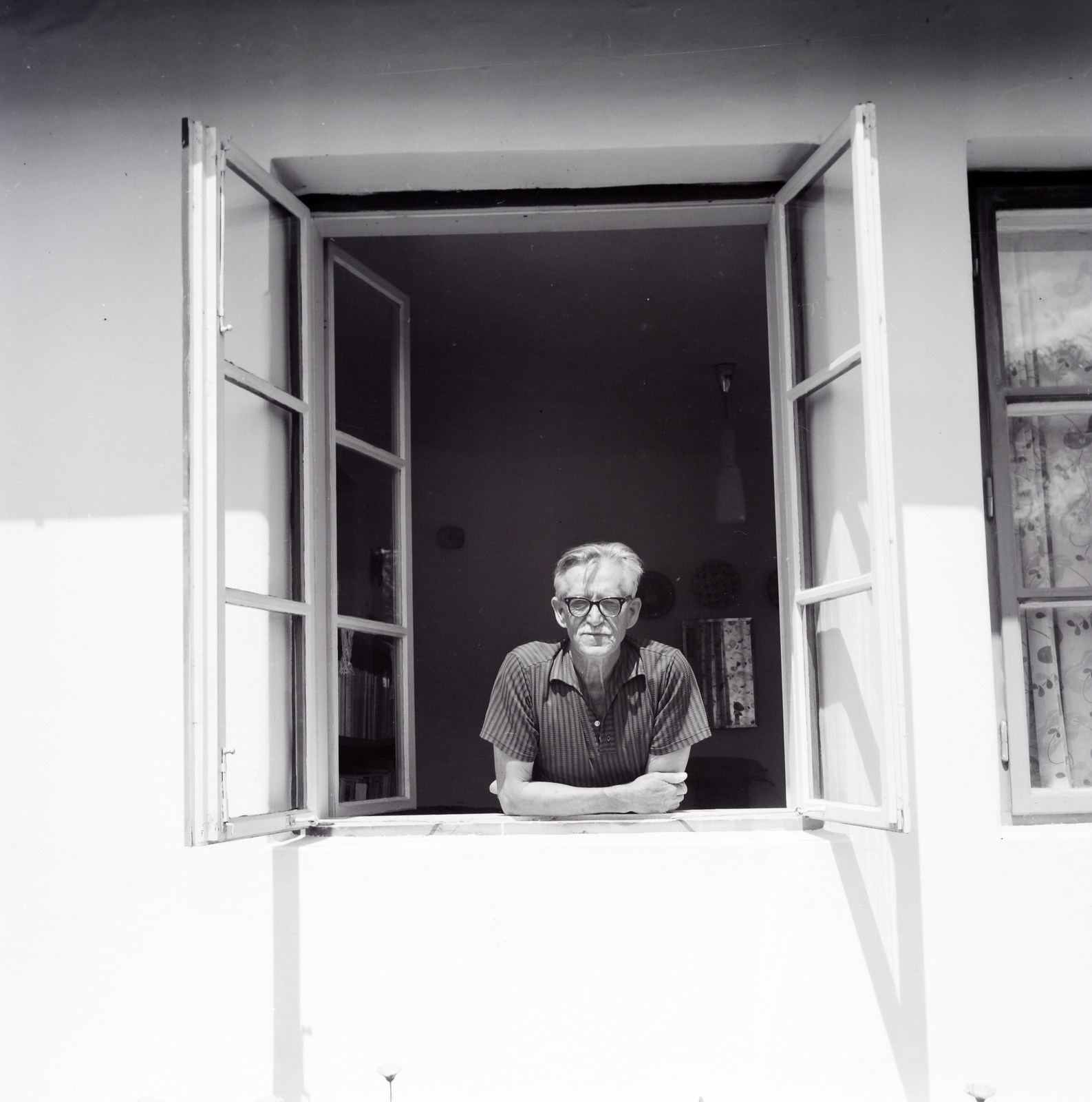 1962, Almássy László, leaning out of the window, Fortepan #217988