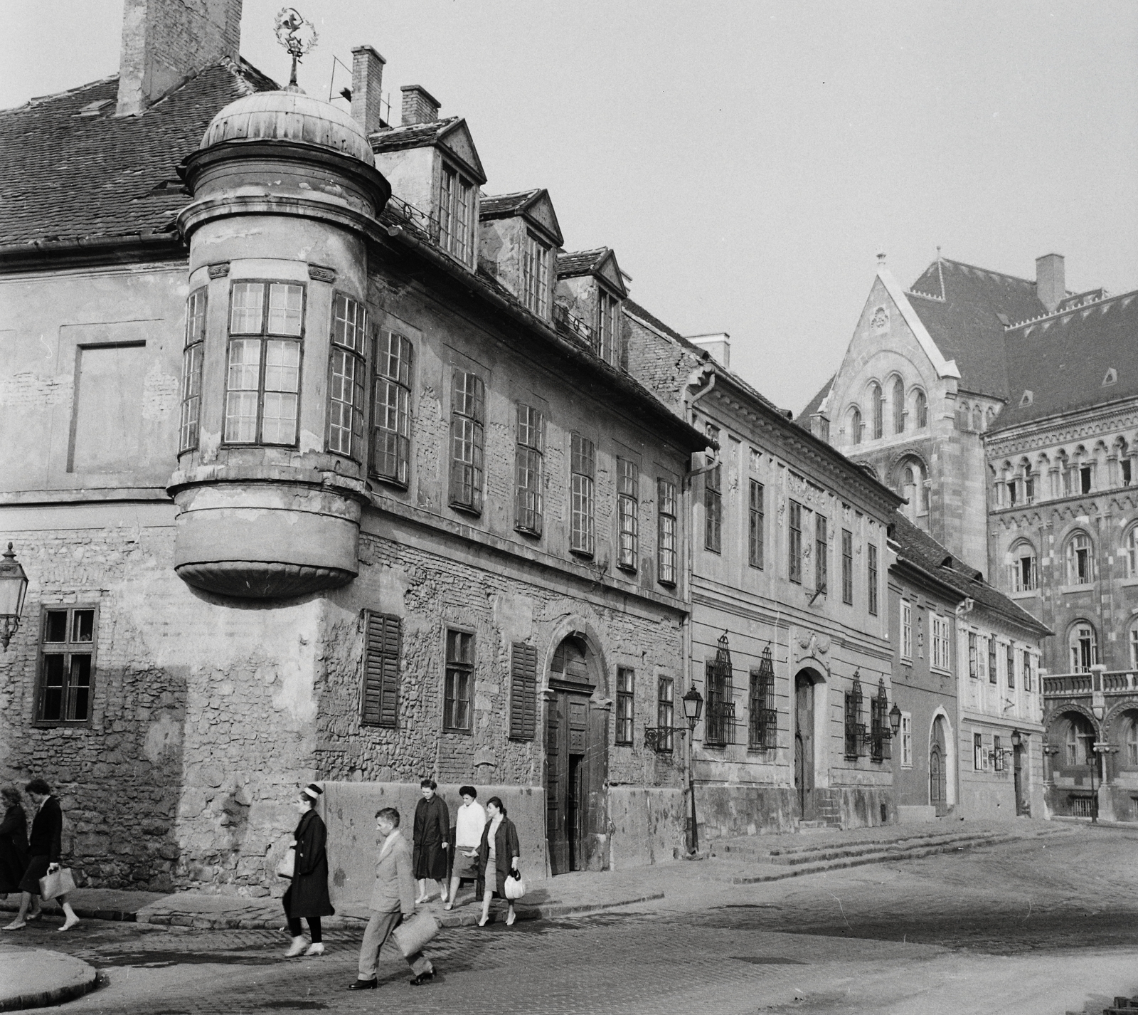 Magyarország, budai Vár, Budapest I., Bécsi kapu tér a Fortuna utcából nézve, balra a Kard utca, szemben a Magyar Országos Levéltár épülete., 1963, Kotnyek Antal, neoromán építészet, Budapest, Pecz Samu-terv, Fortepan #21799