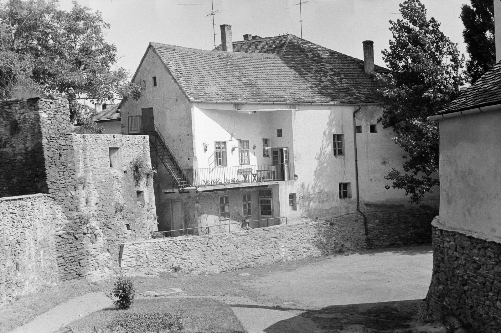 Magyarország, Kőszeg, Jurisics vár, szemben a Rajnis utca 11. számú ház oldal homlokzata., 1984, Kovács Annamária, Fortepan #217990