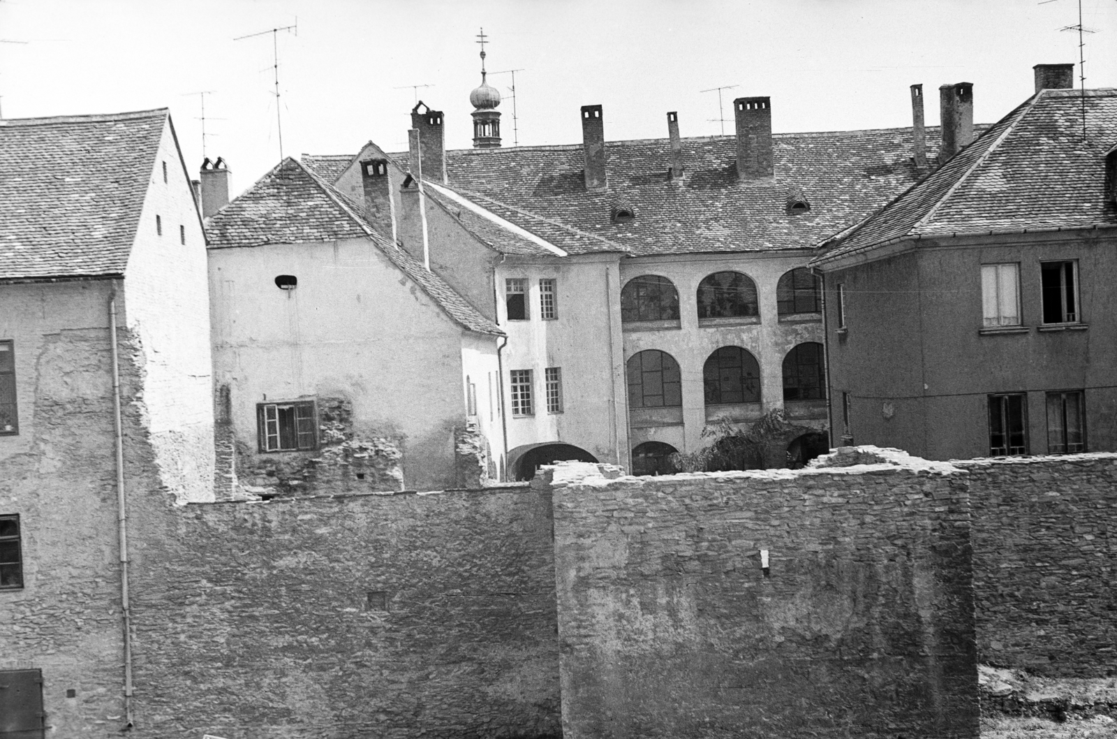 Hungary, Kőszeg, városfal a Várkör felől nézve, szemben az Állami Zeneiskola (ma Budaker Gusztáv Zeneiskola). A Chernel utca épületei mögött a Szent Imre-templom tornya., 1984, Kovács Annamária, Fortepan #217991