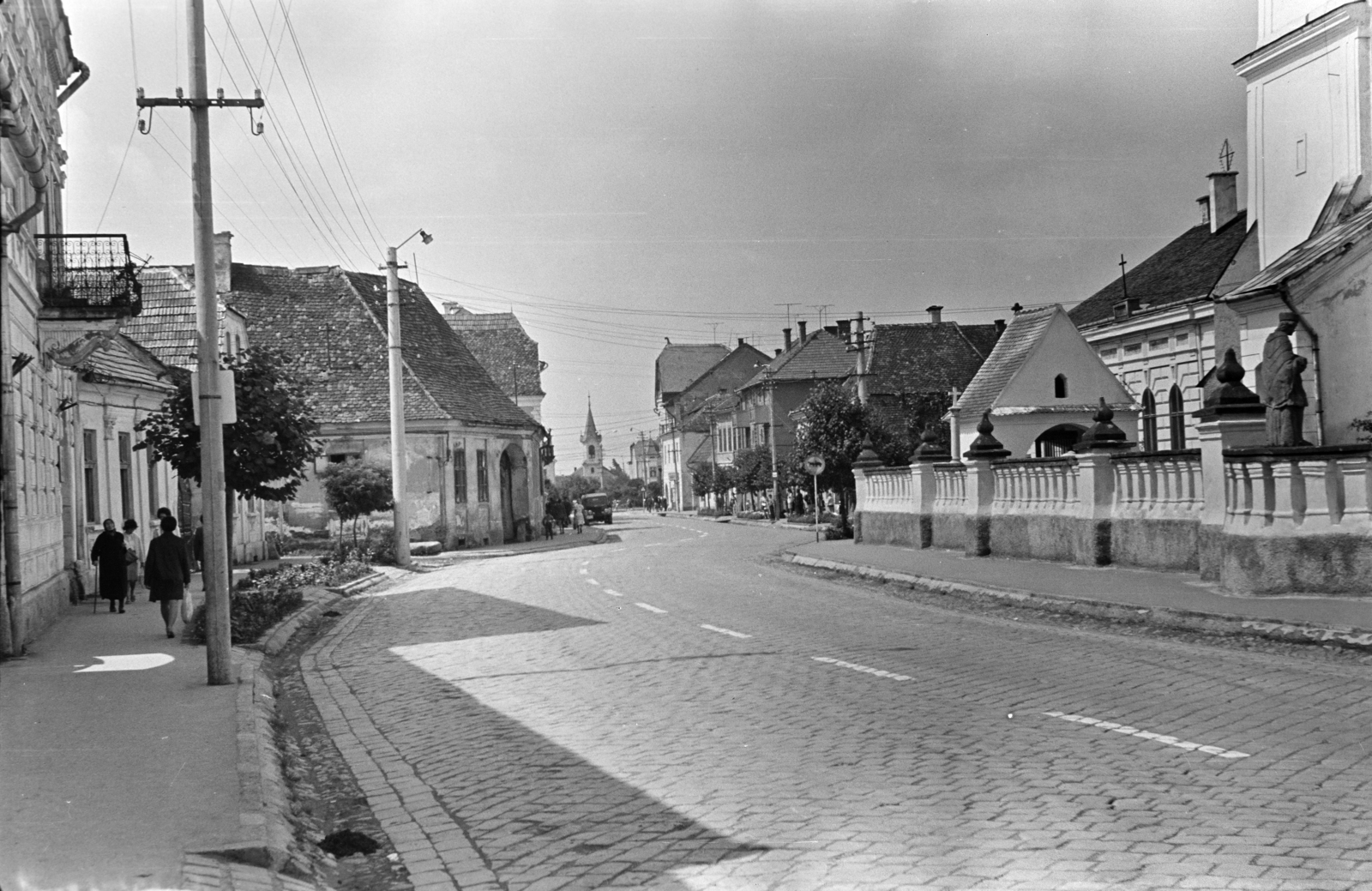 Romania,Transylvania, Gheorgheni, Márton Áron utca, jobbra a Szent Miklós-templom., 1973, Kovács Annamária, Fortepan #218000