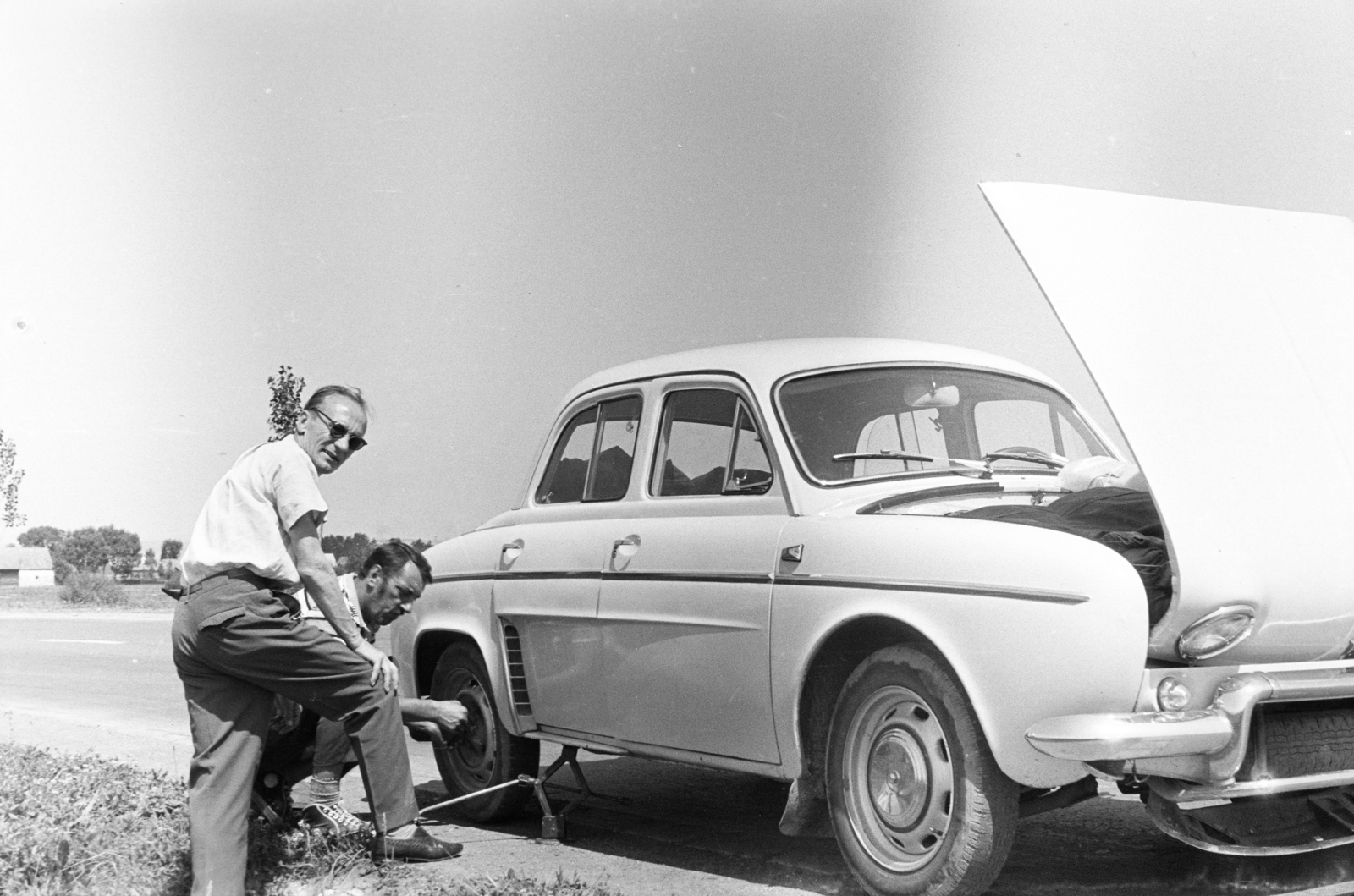 Romania,Transylvania, a felvétel Szatmárnémetiből Székelyföld felé vezető úton készült., 1973, Kovács Annamária, changing tyre, Fortepan #218003