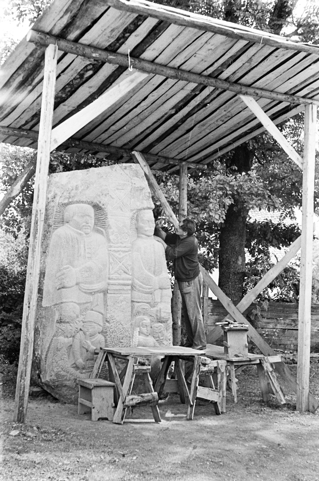 Romania,Transylvania, Lupeni, Nepomuki Szent János-templom kertje. Szervátiusz Jenő szobrászművész Tamási Áron síremlékét faragja., 1971, Kovács Annamária, Fortepan #218004