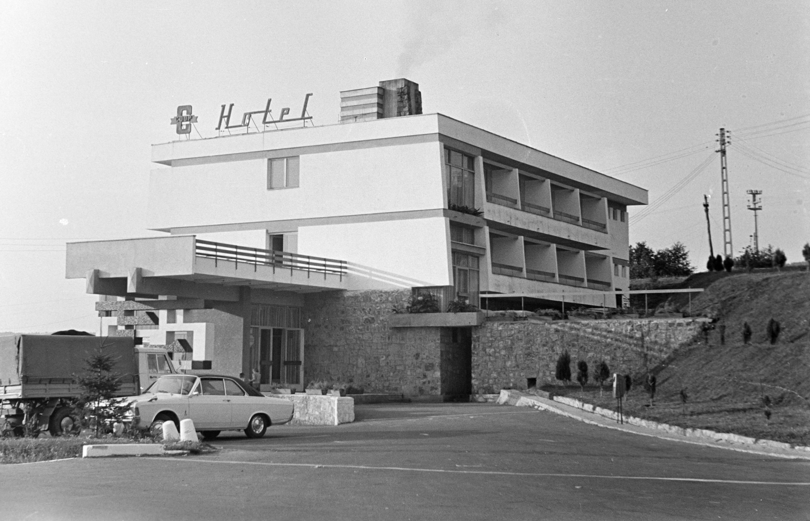 Románia,Erdély, Királyhágó, 1973, Kovács Annamária, neon felirat, szálloda, Fortepan #218006