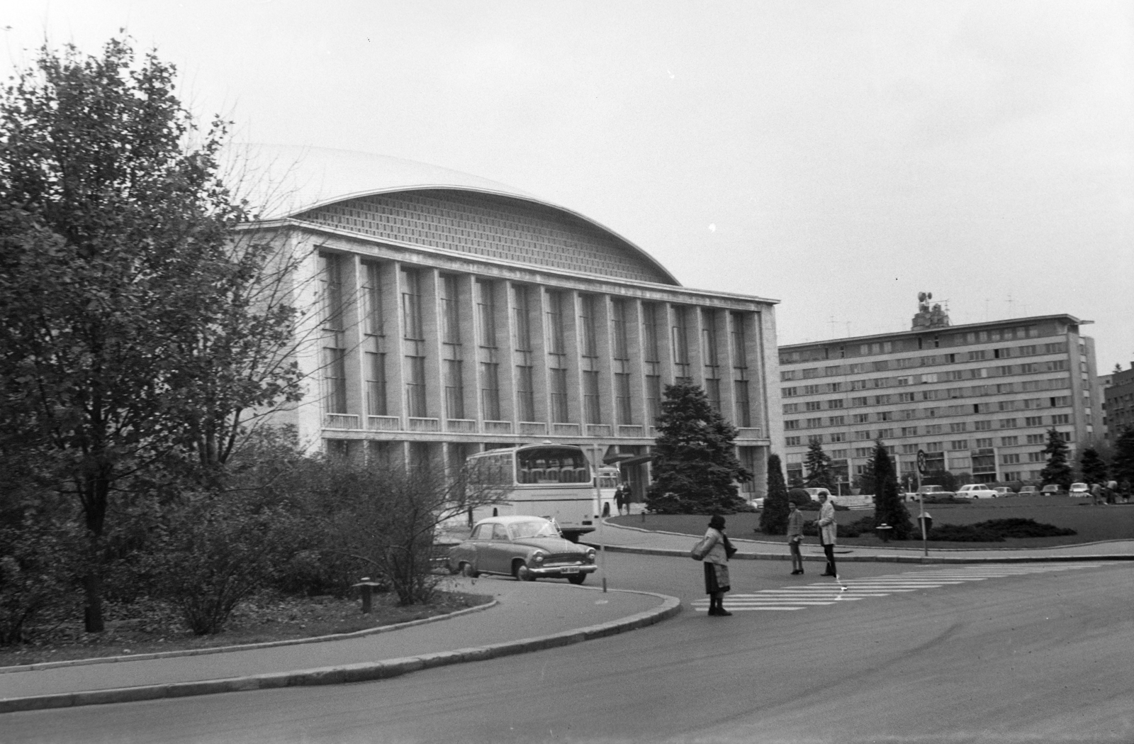 Romania, Bucharest, Strada Ion Câmpineanu (13 Decembrie), balra a Kongresszusi Csarnok (Sala Palatului)., 1973, Kovács Annamária, crosswalk, Fortepan #218010