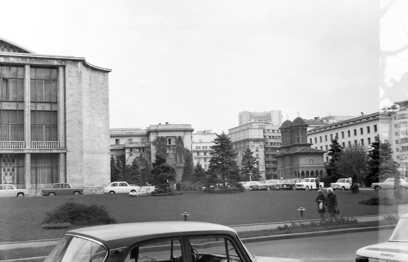 Románia, Bukarest, Strada Ion Câmpineanu (13 Decembrie), balra a Kongresszusi Csarnok (Sala Palatului), jobbra a Kretzulescu-templom (Biserica Kretzulescu)., 1973, Kovács Annamária, Fortepan #218011