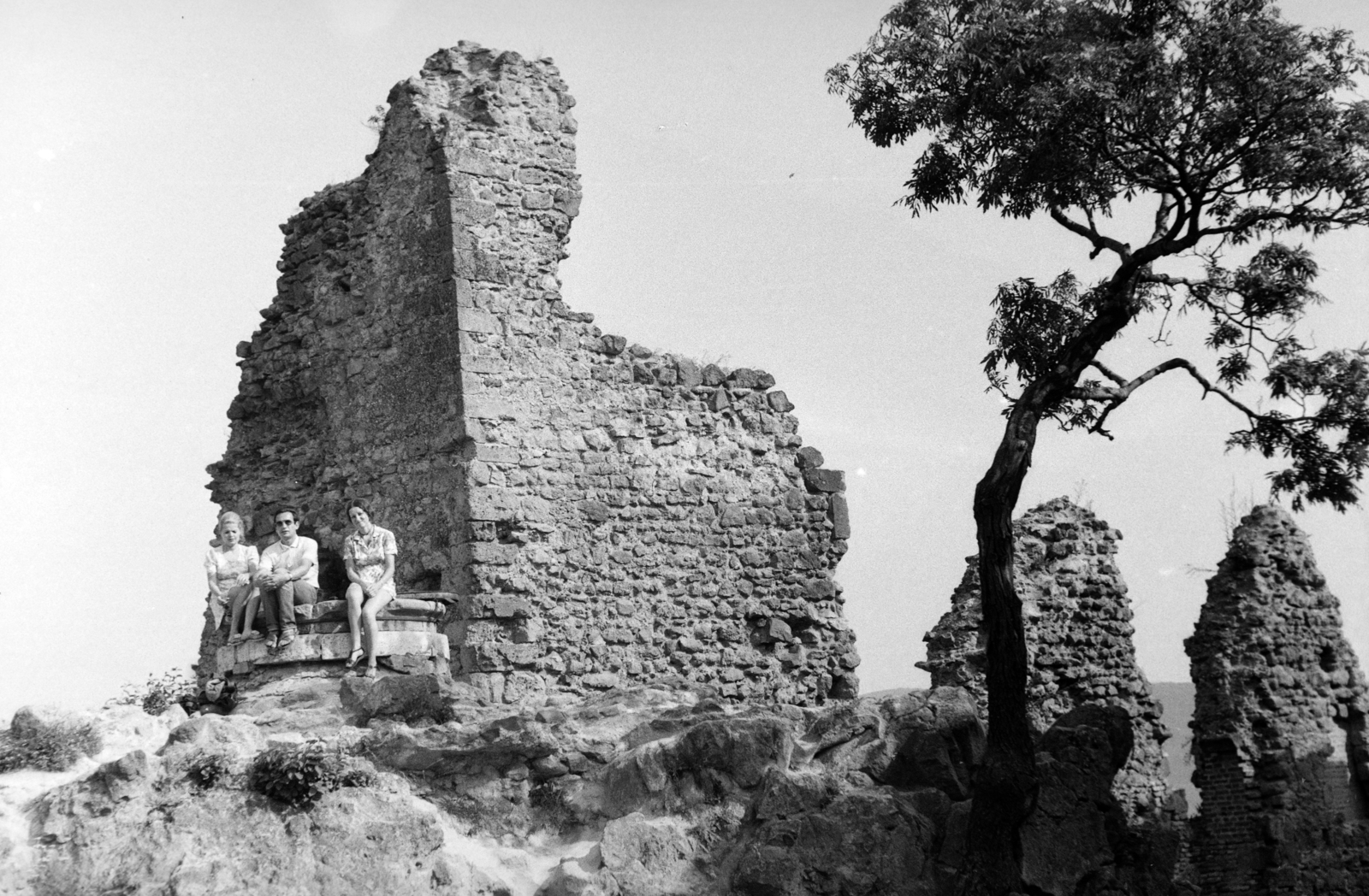 Hungary,Danube Bend, Visegrád, a Fellegvár keleti palotája, a kirándulók a felső ciszternán ülnek., 1973, Kovács Annamária, castle ruins, Fortepan #218014