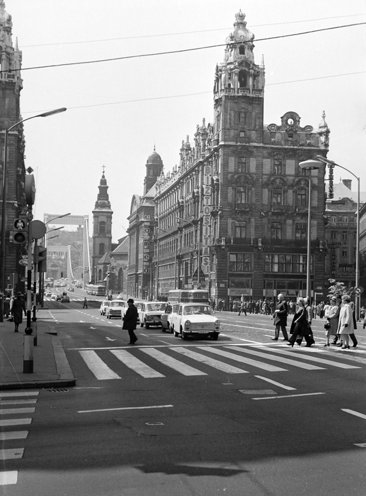 Hungary, Budapest V., Ferenciek tere (Felszabadulás tér) a Szabad sajtó út felé nézve. Háttérben az Erzsébet híd., 1973, Kovács Annamária, Budapest, traffic, Fortepan #218021