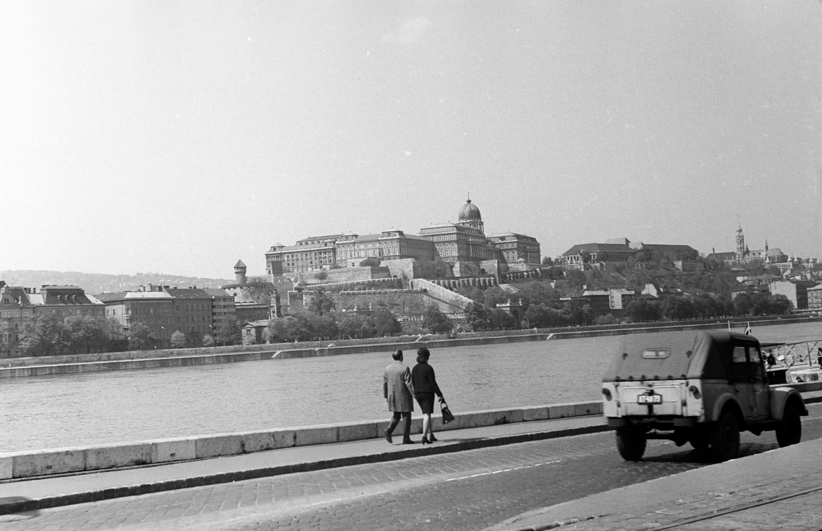 Hungary, Budapest V.,Budapest I., lehajtó a pesti alsó rakpartra a Petőfi térnél, szemben a Budavári Palota (korábban Királyi Palota)., 1974, Kovács Annamária, GAZ-brand, number plate, Budapest, Fortepan #218022