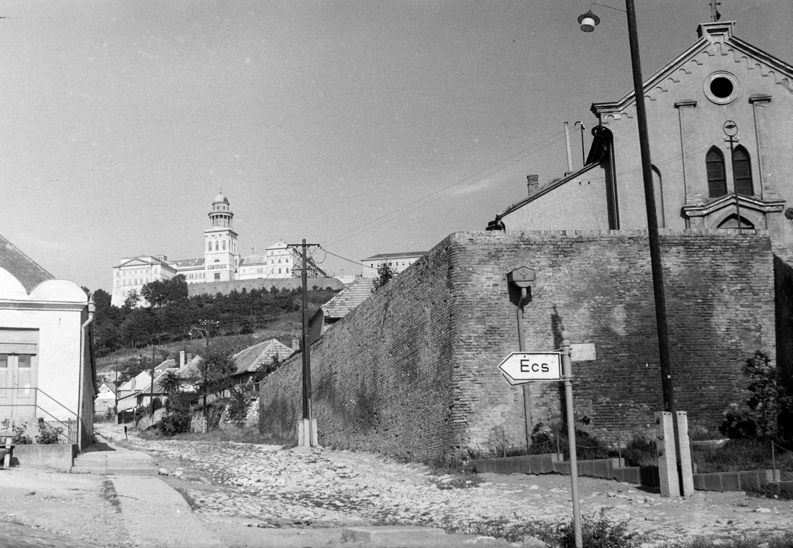 Hungary, Pannonhalma, jobbra a Váralja 1., a Gyümölcsoltó Boldogasszony-templom, szemben fent a Bencés Főapátság., 1972, Kovács Annamária, Fortepan #218026