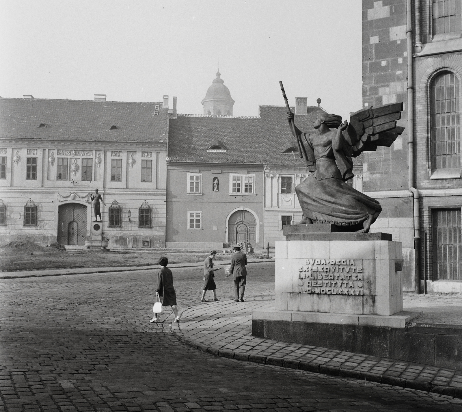 Hungary, Budapest I., Bécsi kapu tér, Budavár visszavételének emléke (Ohmann Béla, 1936.), háttérben a Kazinczy-emlékkút., 1963, Kotnyek Antal, angel, Budapest, Fortepan #21803