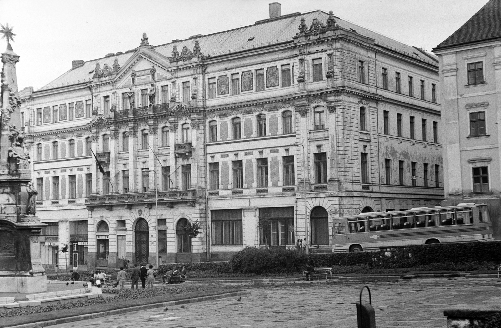 Magyarország, Pécs, Széchenyi tér, Megyeháza, balra a Szentháromság-szobor., 1978, Kovács Annamária, Fortepan #218033