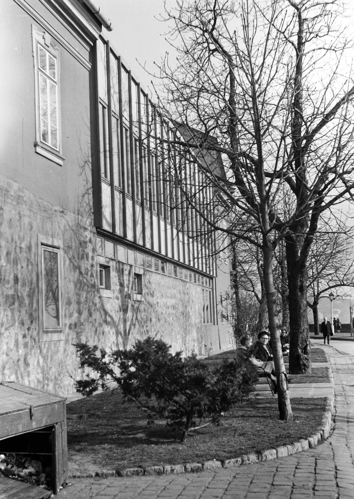 Hungary, Budapest I., balra az Úri utca 62. szám alatti Prímási palota Tóth Árpád sétány felőli homlokzata, a felvétel a Lant utca közelében készült., 1976, Kovács Annamária, Budapest, Fortepan #218036