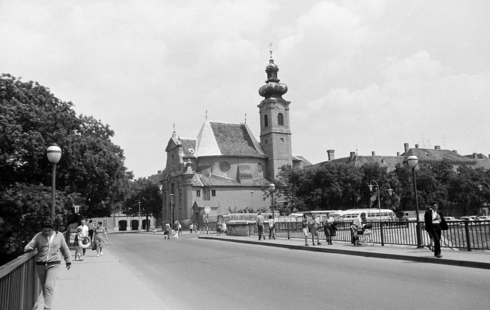 Magyarország, Győr, Bécsi kapu (Köztársaság) tér, Karmelita templom a Rába folyó feletti Kettős hídról nézve., 1976, Kovács Annamária, Fortepan #218039