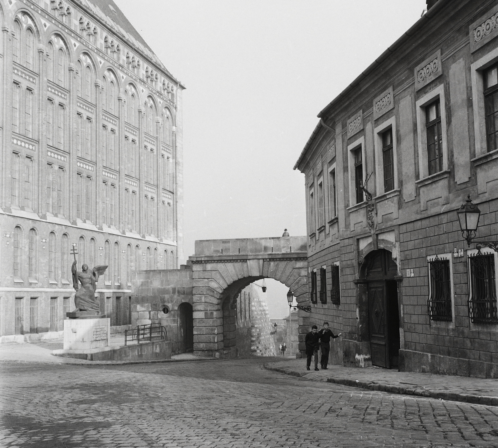 Magyarország, budai Vár, Budapest I., Bécsi kapu tér, Bécsi kapu, Budavár visszavételének emléke (Ohmann Béla, 1936.). Balra a Magyar Országos Levéltár épülete., 1963, Kotnyek Antal, neoromán építészet, angyal-ábrázolás, Budapest, Pecz Samu-terv, Fortepan #21804